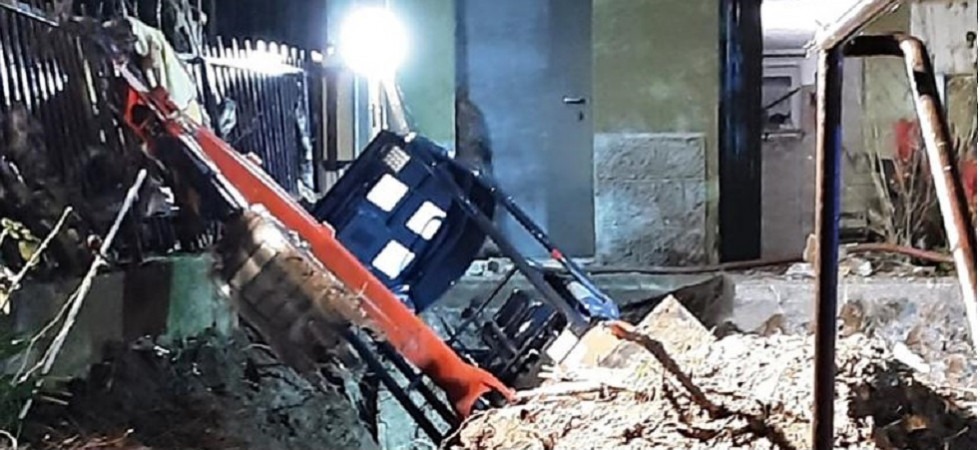Incidente sul lavoro: l'escavatore si rovescia e un operaio resta con il braccio schiacciato